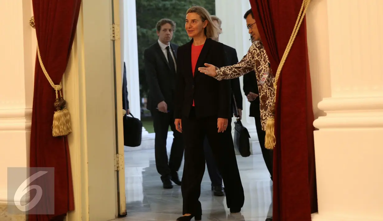 Wakil Presiden Uni Eropa Federica Mogherini dan rombongan tiba di Istana Negara, Jakarta, Jumat (8/5). Pertemuan tersebut membahas ekonomi dan investasi serta mengupayakan diberikannya kerja sama pasar bebas dengan Uni Eropa. (Liputan6.com/Faizal Fanani)