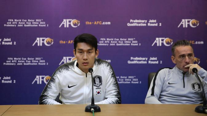 Pemain Korea Selatan Lee Yong (dan pelatih Paulo Bento memberi keterangan pers jelang pertandingan melawan Korea Utara di Stadion Kim Il Sung di Pyongyang (14/10/2019). (Korea Football Association/AFP)