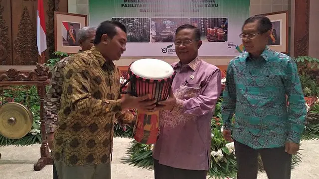 Menko Perekonomian Darmin Nasution meresmikan pencanangan Program Nasional Fasilitasi Sertifikasi Legalitas Kayu bagi industri kecil dan menengah (IKM),Jumat (24/8/2018). (Wilfridus Setu Embu/Merdeka.com)