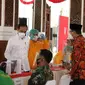 Jokowi meninjau vaksinasi di Sidoarjo. (Dian Kurniawan/Liputan6.com)