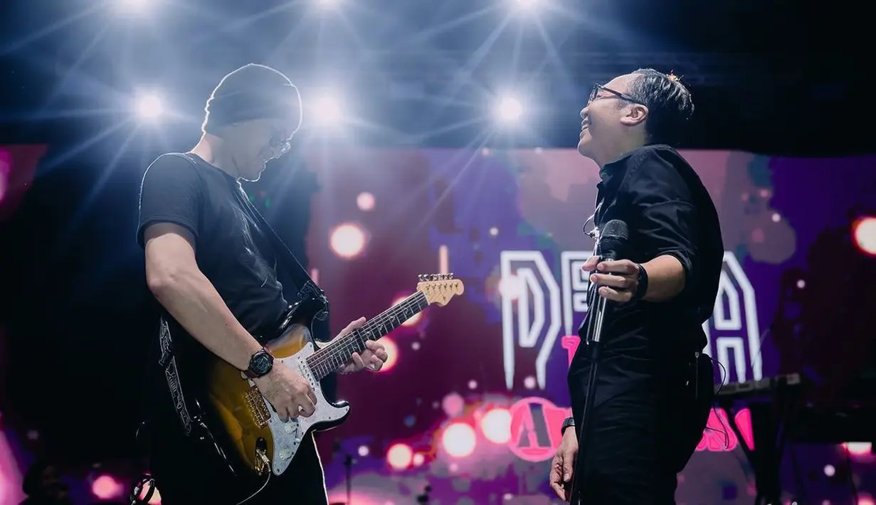 Dhani menambahkan, bahwa uang yang didapat setiap personel sama. Dhani menambahkan, bahwa saat itu Dewa belum memiliki sistem yang jelas terkait pembagian honor. [Instagram/ari_lasso]