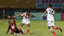 Bek Persipura, Yustinus Pae, berebut bola dengan striker Persija, Rachmat Afandi, pada laga Torabika Soccer Championship 2016 di Stadion Mandala, Jayapura, Jumat (29/4/2016). (Bola.com/Nicklas Hanoatubun)