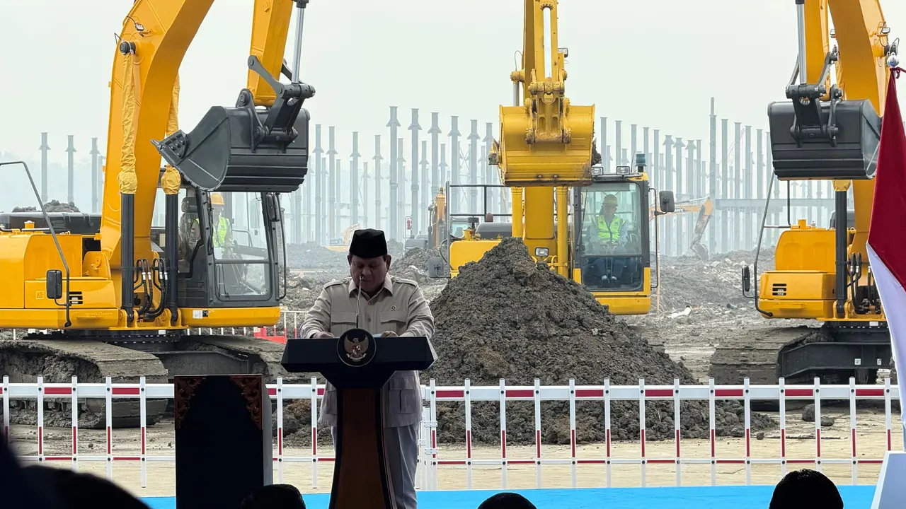 Presiden Prabowo Subianto melakukan groundbreaking atau peletakan batu pertama Ekosistem Industri Baterai Kendaraan Listrik Terintegrasi