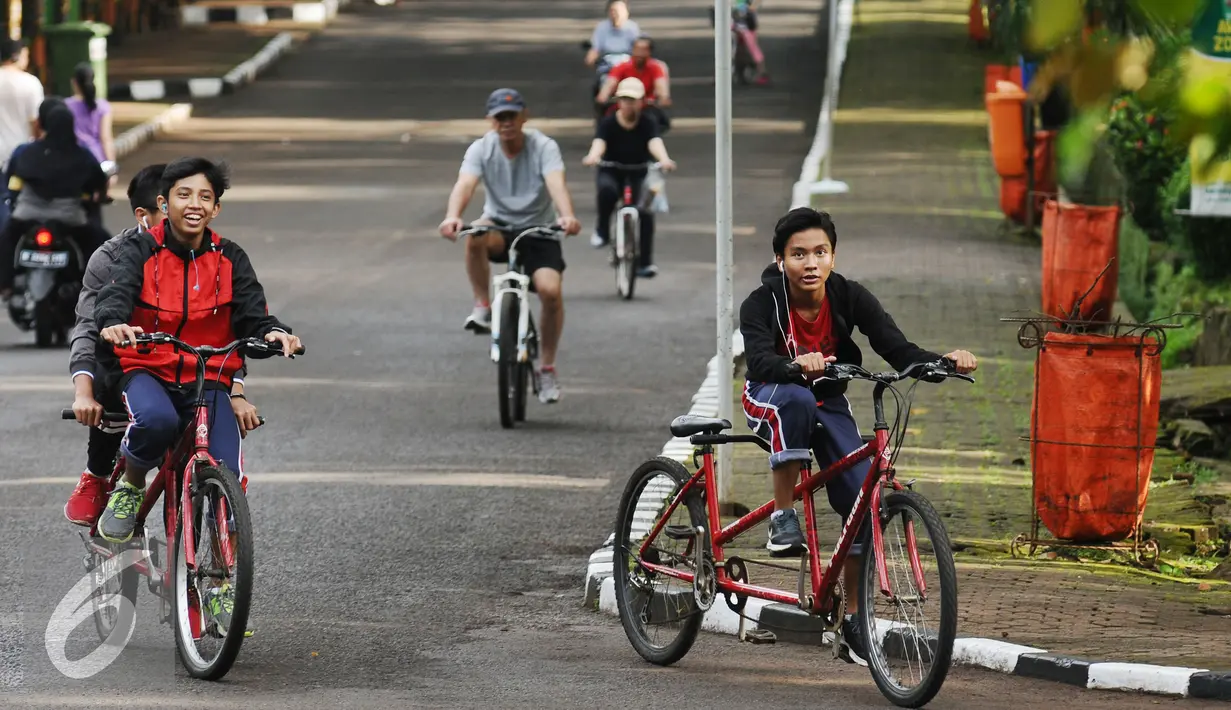Warga bersepeda di sekitar kawasan Kebun Binatang Ragunan, Jakarta, Minggu (9/10). Kawasan KBR menjadi salah satu lokasi alternatif warga Jakarta untuk berolahraga pada Minggu pagi. (Liputan6.com/Helmi Fithriansyah)