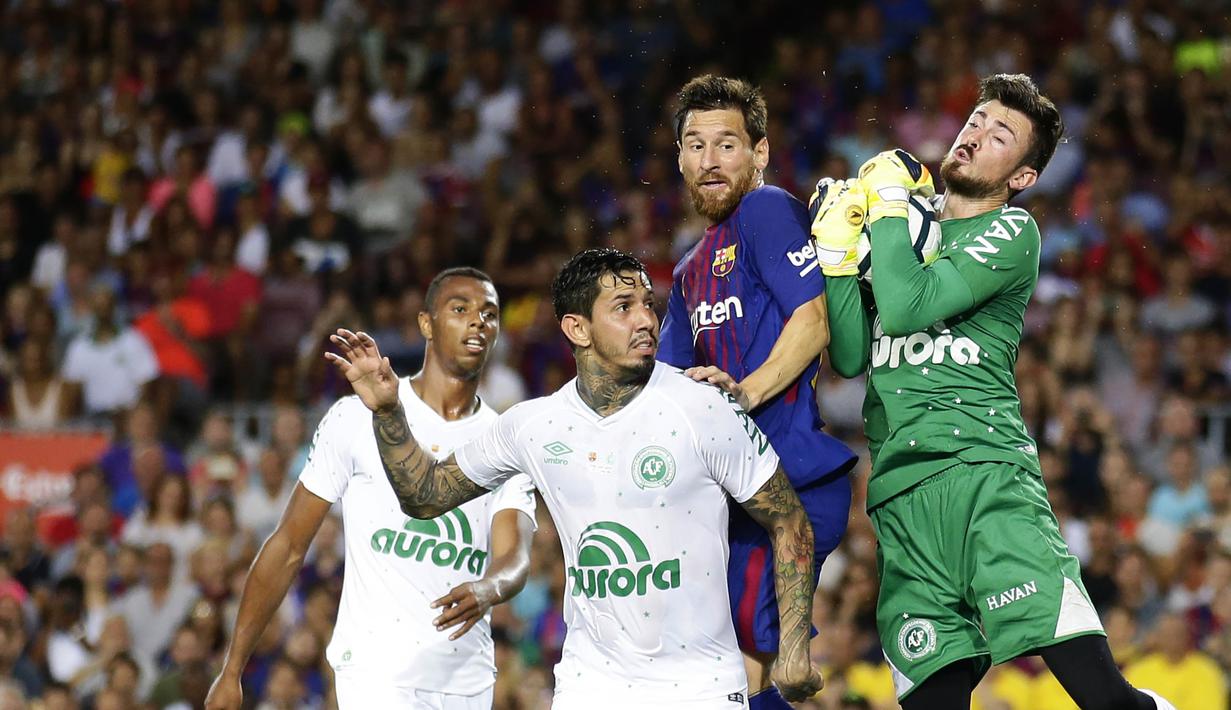 Bintang Barcelona, Lionel Messi, duel udara dengan para pemain Chapecoense  pada laga trofi Joan Gamper di Stadion Camp Nou, Barcelona, Senin (7/8/2017). Barcelona menang 5-0 atas Chapecoense. (AP/Manu Fernandez)
