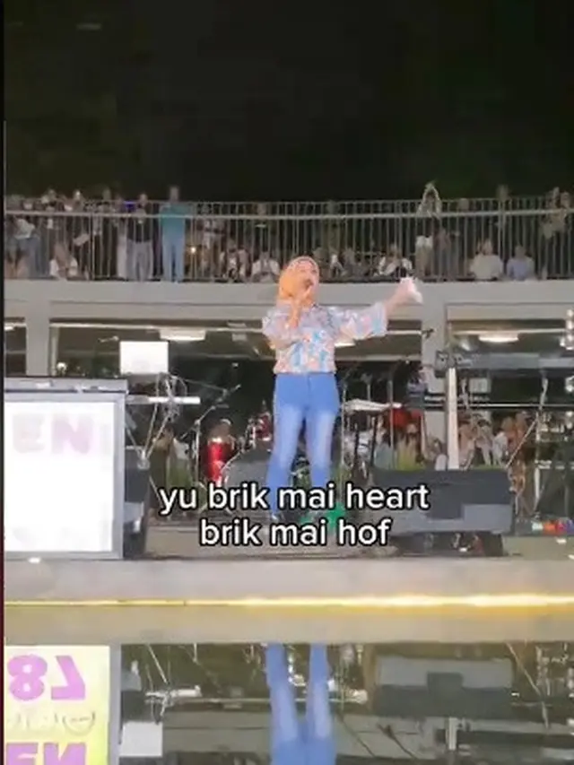 Aksi Tessa Mariska Bawakan Lagu Loneliness