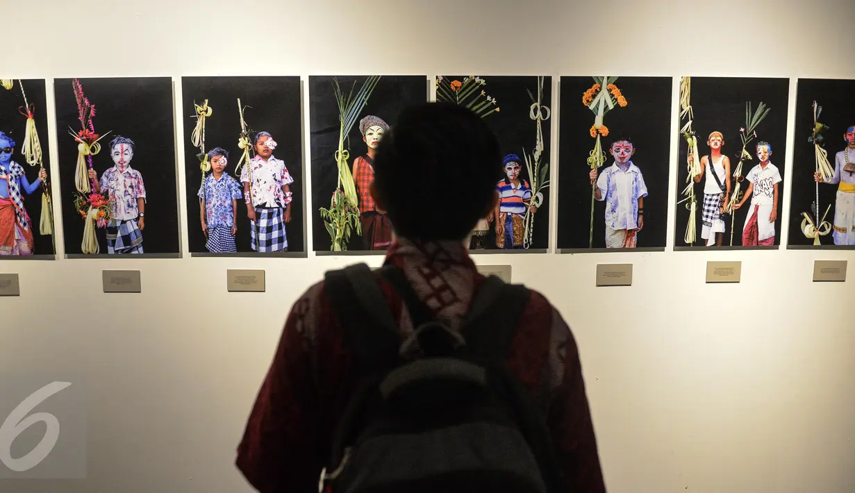 Seorang pengunjung berdiri di depan salah satu karya dalam pameran Anugerah Pewarta Foto Indonesia (APFI) 2017 di Jakarta, Jumat (21/4). (Liputan6.com/Faizal Fanani)