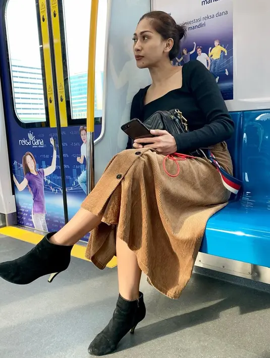 Perpaduan baju serta ankle boots hitam dan rok satu ini bisa dijadikan inspirasi. Bahkan, tak sedikit pula yang menyebut jika penampilannya terlihat bak anak muda. (Liputan6.com/IG/@tatajaneetaofficial)