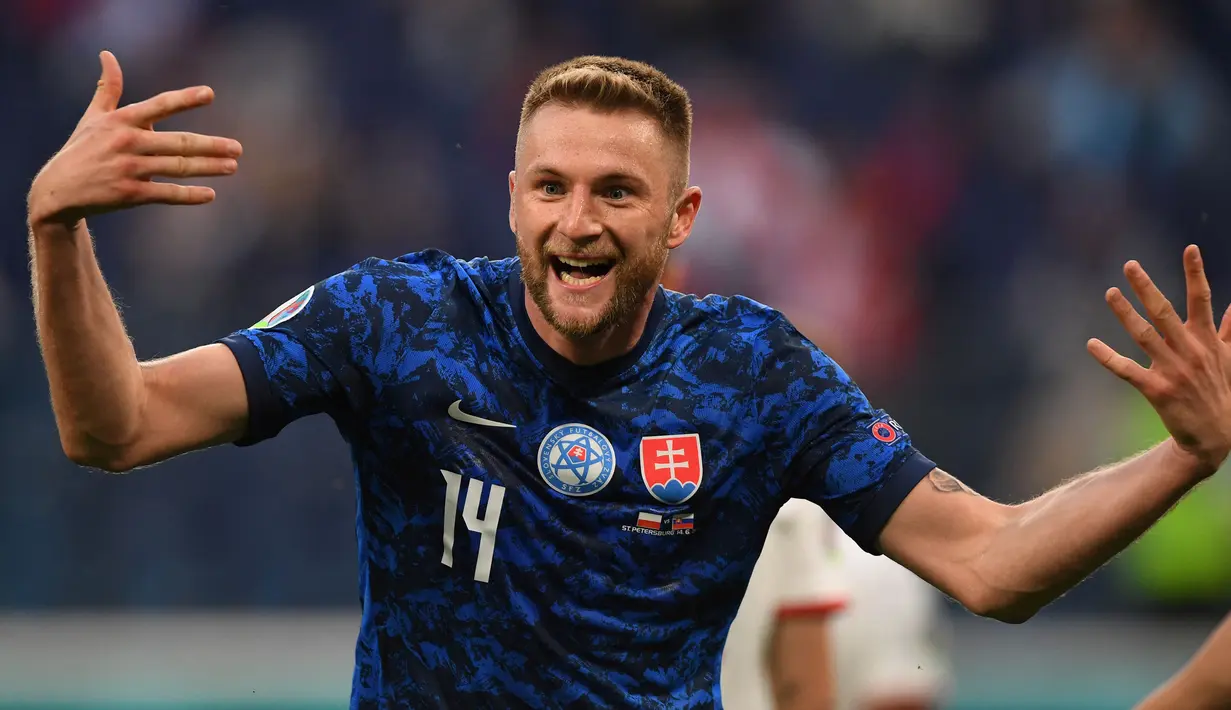 Milan Skriniar menjadi aktor penentu kemenangan ketika Slovakia bertemu dengan Polandia. Tugasnya di lini belakang yang sangat baik ditambah gol penentu yang ia lesatkan pada pertandingan itu, membuatnya menjadi pemain terbaik di laga itu. (Foto: AFP/Pool/Kirill Kudryavtsev)