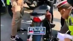 Niat pamer dan gaya pakai pelat nomor ala Thailand, pengendara motor ini malah kena tilang. (Source: Instagram/@bonsaibiker_official)