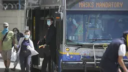 Orang-orang memakai masker turun dari sebuah bus di Vancouver, British Columbia, Kanada (24/8/2020). Siapa pun yang berada di bus, kapal, atau kereta api TransLink atau BC Transit, serta penumpang kapal BC Ferries wajib memakai masker untuk menghentikan penyebaran COVID-19. (Xinhua/Liang Sen)