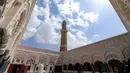 Suasana bulan puasa Ramadhan di Masjid Sanaa, Yaman (16/4/2021). Umat Muslim di Yaman percaya bahwa kohl atau celak mampu membersihkan dan melindungi mata dari berbagai penyakit. (AFP/ Mohammed Huwais)