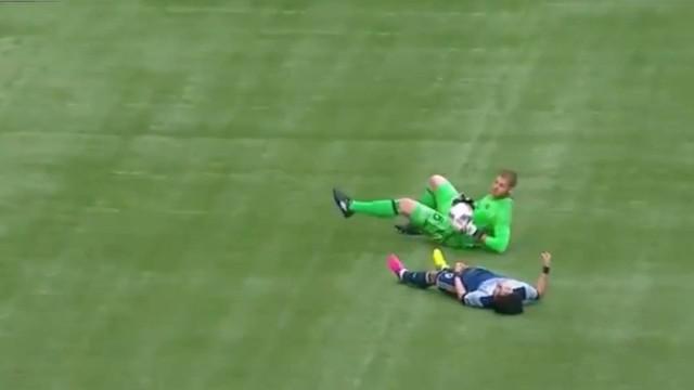 Striker Vancouver Whitecaps FC asal Jepang, Masato Kudo terkapar usai berbenturan dengan kiper Chicago Fire, Matt Lampson pada menit ke-11 di Major League Soccer, Kamis (12/5/2016) waktu setempat.