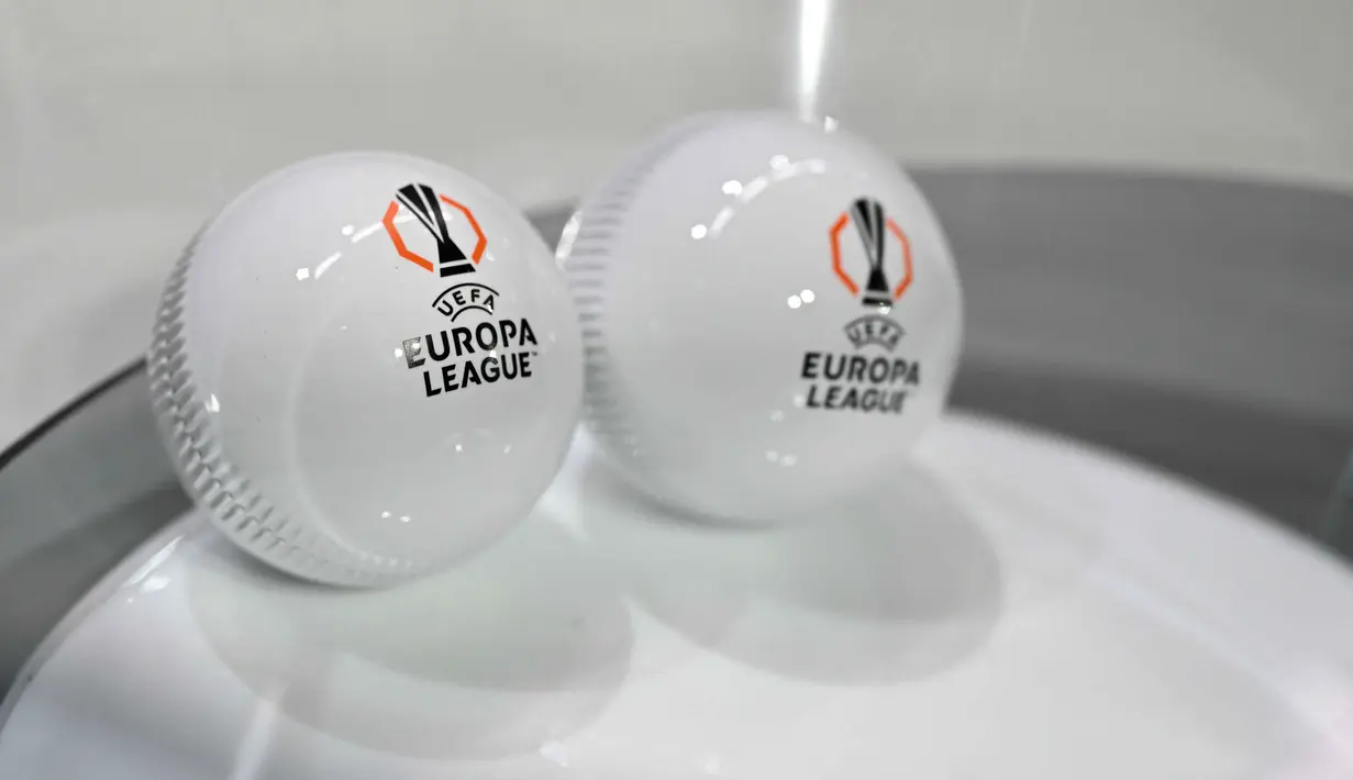 Dari fase tersebut, delapan tim sukses mengamankan tiket untuk melangkah ke babak 16 besar setelah melalui persaingan ketat. Tampak foto yang menunjukkan bola undian UEFA Europa League menjelang pengundian babak 16 besar, perempat final, dan semifinal Europa League 2025/2026 di House of European Football, Nyon, Swiss, Jumat (27/2/2026). (Harold CUNNINGHAM/AFP)