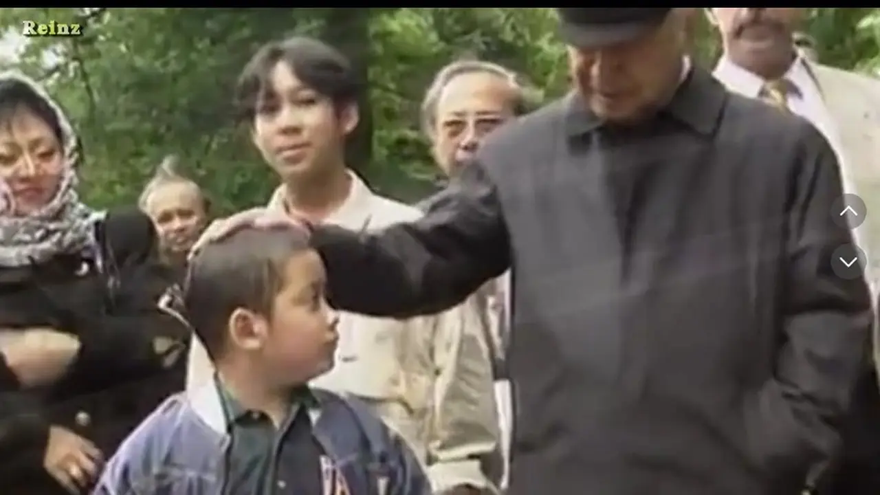 Beredar Foto Lama Keluarga Prabowo Saat Temani Presiden Soeharto ke Jerman, Penampilan Didi Hediprasetyo Bikin Salfok.  foto: TikTok @is.reinz