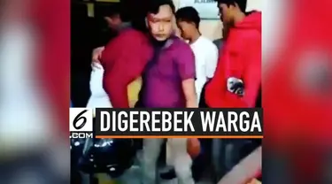 Sepasang kekasih di Jawa Timur, digerebek warga karena diduga berbuat mesum di toilet masjid.