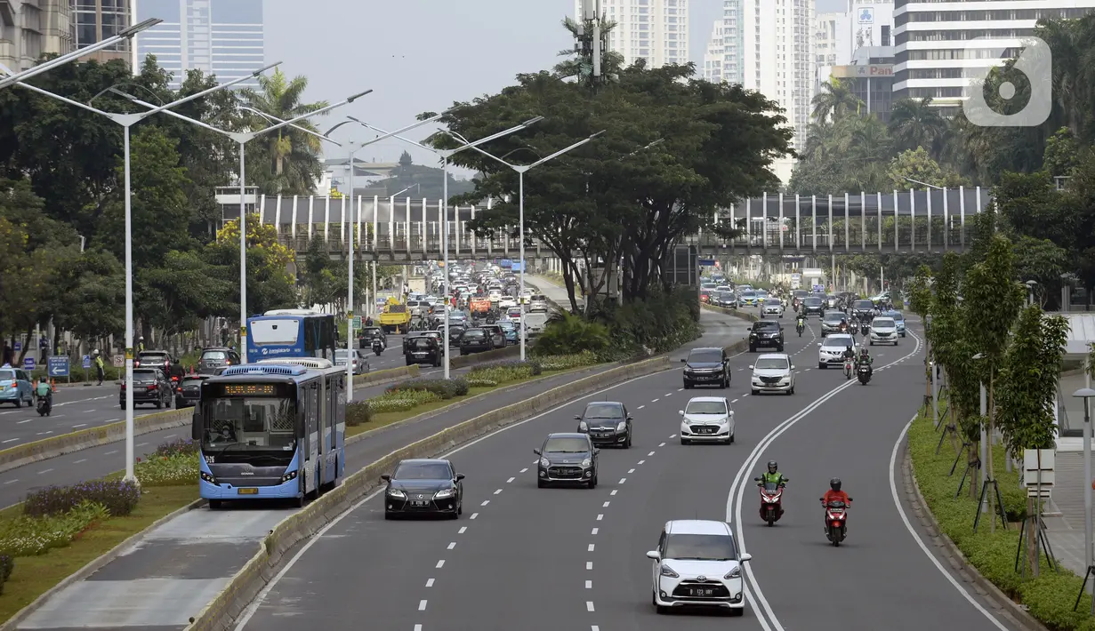 Sejumlah kendaraan melintas di Jalan Sudirman, Jakarta, Senin (8/6/2020). Pemda DKI Jakarta menetapkan mulai dibuka transisi dari aktivitas masyarakat kegiatan perkantoran dan bisnis. (merdeka.com/Dwi Narwoko)
