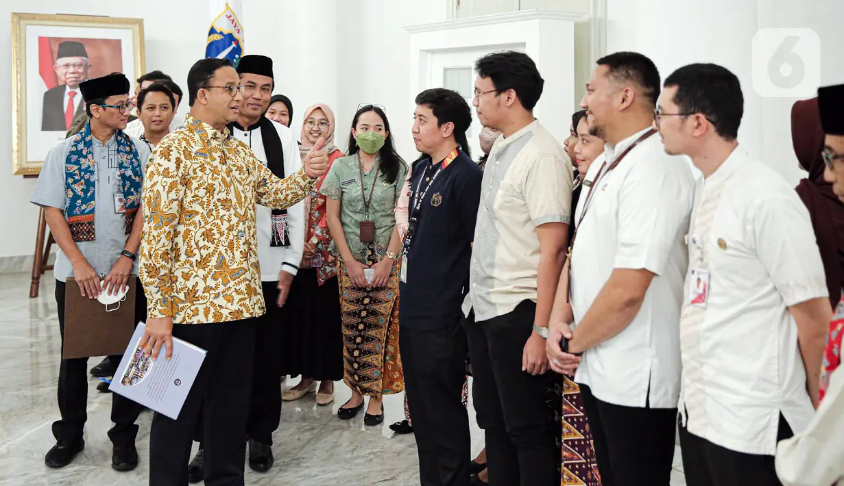 Gubernur DKI Jakarta Anies Baswedan (depan kiri) menyapa para Aparatur Sipil Negara (ASN) di Balai Kota DKI Jakarta, Jumat (14/10/2022). Di hari terakhir menjabat sebagai Gubernur DKI Jakarta, Anies Baswedan menyempatkan diri untuk menyapa ASN di Balai Kota. (Liputan6.com/Faizal Fanani)
