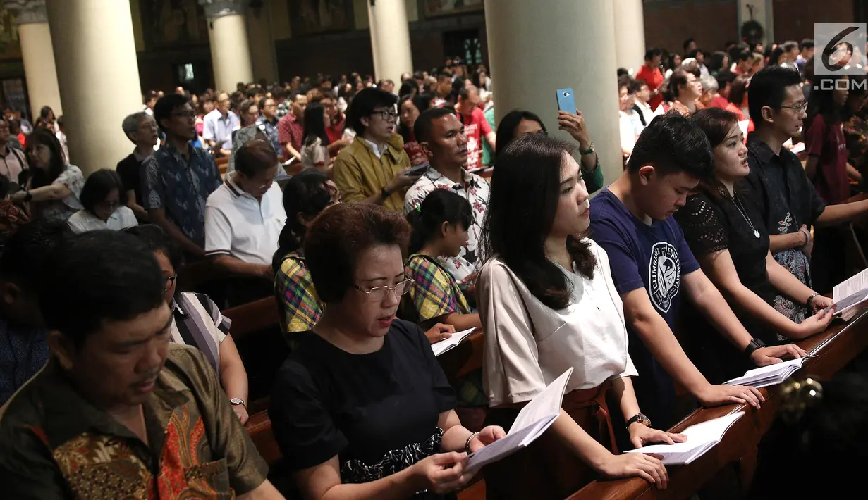 Jemaat ketika memanjatkan doa pada Misa Natal 2018 di Gereja Katedral, Jakarta, Senin (24/12). Misa Natal 2018 yang dipimpin Pastor kepala paroki Hani Rudi Hartoko mengusung tema "Yesus Kristus Hikmat Bagi Kita”. (Liputan6.com/Herman Zakharia)