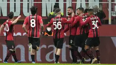 Para pemain AC Milan merayakan gol Olivier Giroud ke gawang AS Roma pada pertandingan sepak bola Serie A Liga Italia di Stadion San Siro, Milan, Italia, 6 Januari 2022.. AC Milan menang 3-1(AP Photo/Antonio Calanni)