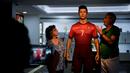 Pengunjung berfoto dengan patung Cristiano Ronaldo di Museum CR7 yang terletak di kampung halamannya di Funchal, Madeira, Portugal, (29/4/2016). (AFP/Patricia De Melo Moreira)