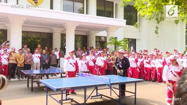 Presiden Joko Widodo melepas kontingen Indonesia untuk Sea Games 2017. Di depan kontingen, Jokowi unjuk kebolehan bermain tenis meja.