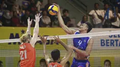 Pebola voli Jakarta Lavani Allo Bank Hendra Kurniawan (kanan) melesatkan bola ke arah tim Jakarta BNI 46 saat pertandingan seri terakhir putaran kedua PLN Proliga Mobile 2023 di GOR UNY, Sleman, D.I Yogyakarta, Jumat (17/2/2023). Jakarta Lavani Allo Bank menang tiga set langsung (25-19, 25-18, 25-19). (Dok. Proliga)