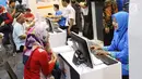 Seorang petugas melayani salah satu pengunjung acara KAI Travel Fair 2017 di Jakarta Convention Center, Jakarta Pusat, Sabtu (29/7). Sebelumnya acara tersebut dibuka Menteri BUMN Rini Soemarno dan Dirut PT KAI Edi Sukmoro. (Liputan6.com/Angga Yuniar)