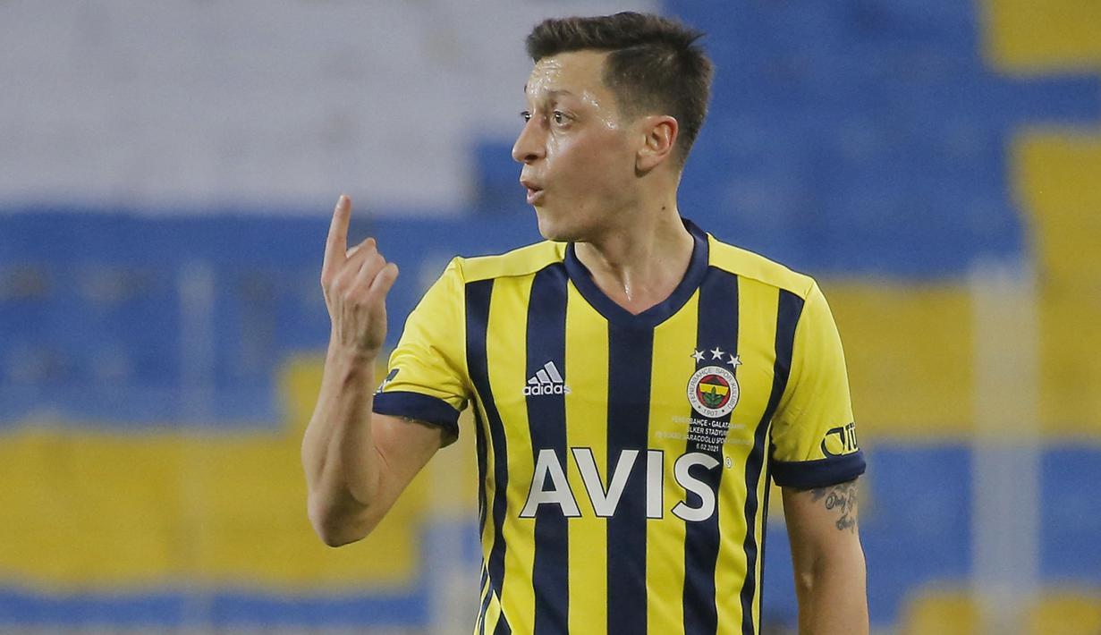Mesut Ozil - Pemain Fenerbahce ini merupakan salah satu playmaker hebat di era sepak bola modern. Di masa jayanya Ozil menjadi penyuplai bola yang brilian untuk barisan lini depan timnya baik untuk di Timnas Jerman maupun klubnya Arsenal. (AFP/Kenan Asyali)