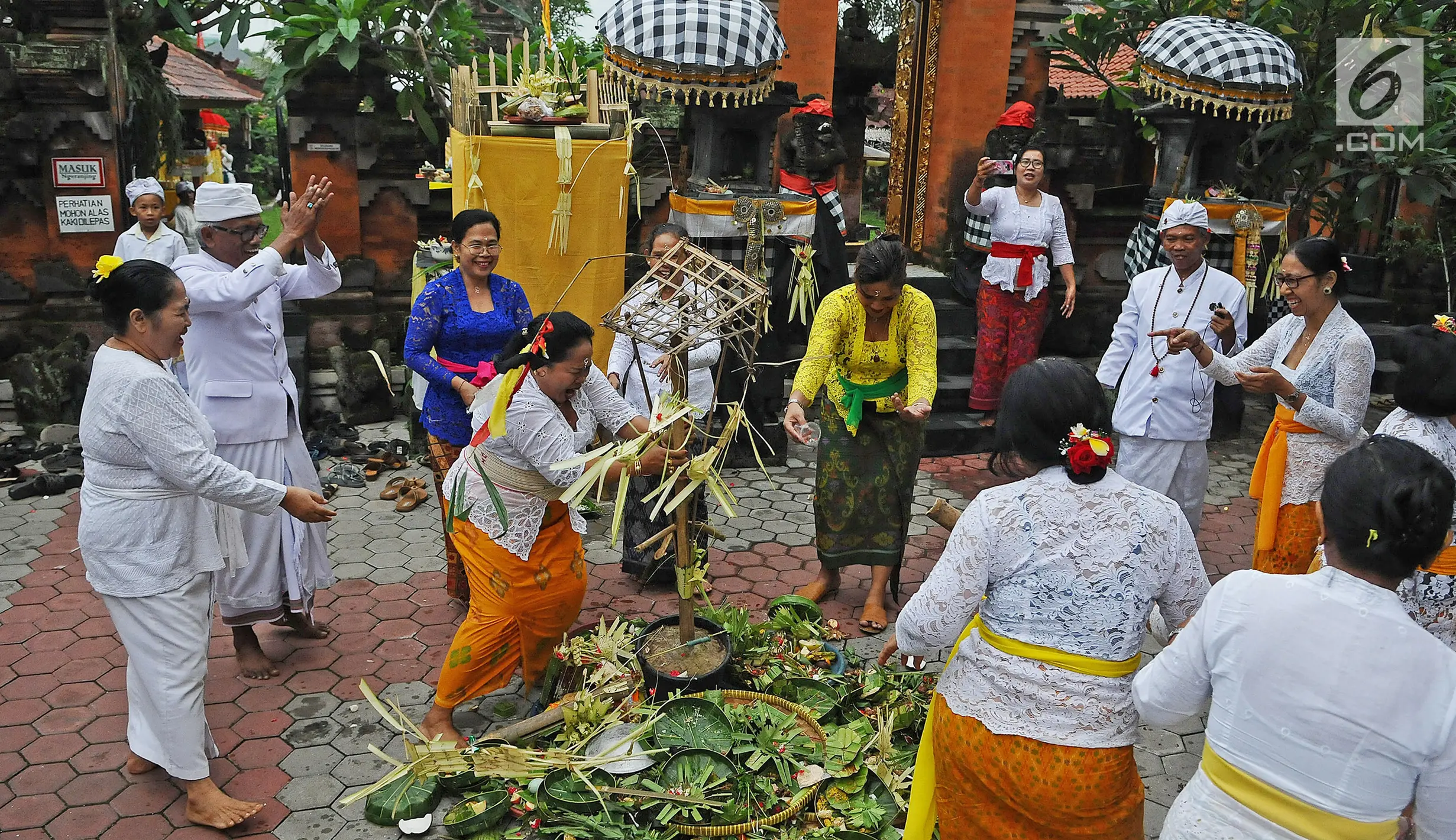 FOTO: Suasana Prosesi Upacara Mecaru Jelang Perayaan Hari Nyepi - Foto ...