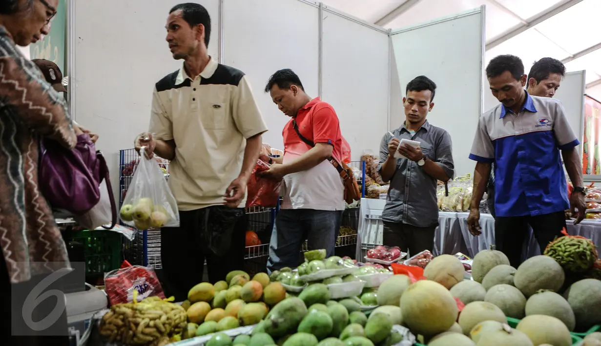 Aneka buah dengan harga murah dijajakan saat pasar murah Kemendag berlangsung, Jakarta, Kamis (25/6/2015). Kegiatan ini untuk memudahkan masyarakat mendapatkan kebutuhan pokok murah selama Ramadan. (Liputan6.com/Faizal Fanani)