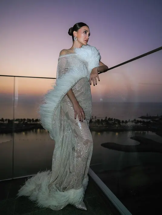 Sheer dress dengan aksen fur beri kesan elegan dan mewah. Lengkapi penampilan dengan anting-anting besar seperti Luna Maya satu ini. [@lunamaya]