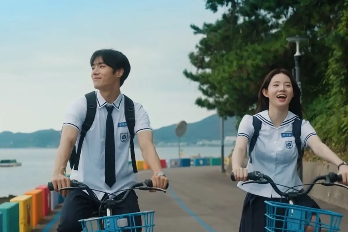 Choo Young Woo dan Shin Si Ah bermain dalam film Even If This Love Disappears Tonight. Film yang tayang di Netflix menceritakan tentang kondisi amnesia anterogade yang dialami Han Seo Yoon (Shin Shi A).