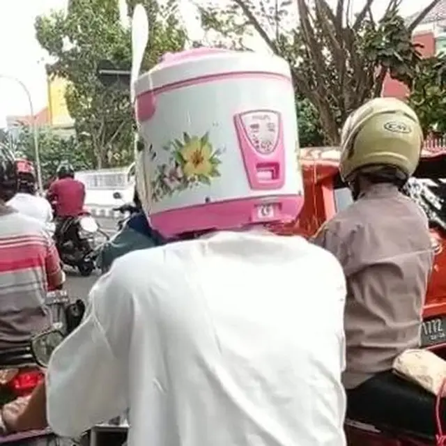 6 Potret Alih Fungsi Peralatan Dapur Jadi Helm Ini Bikin Ngakak