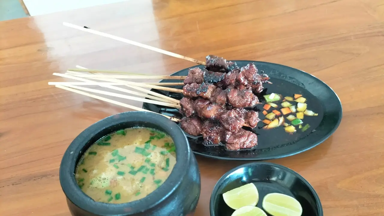 Menikmati Sensasi Unik Makan Empal Gentong Dengan Satai Maranggi di Cirebon