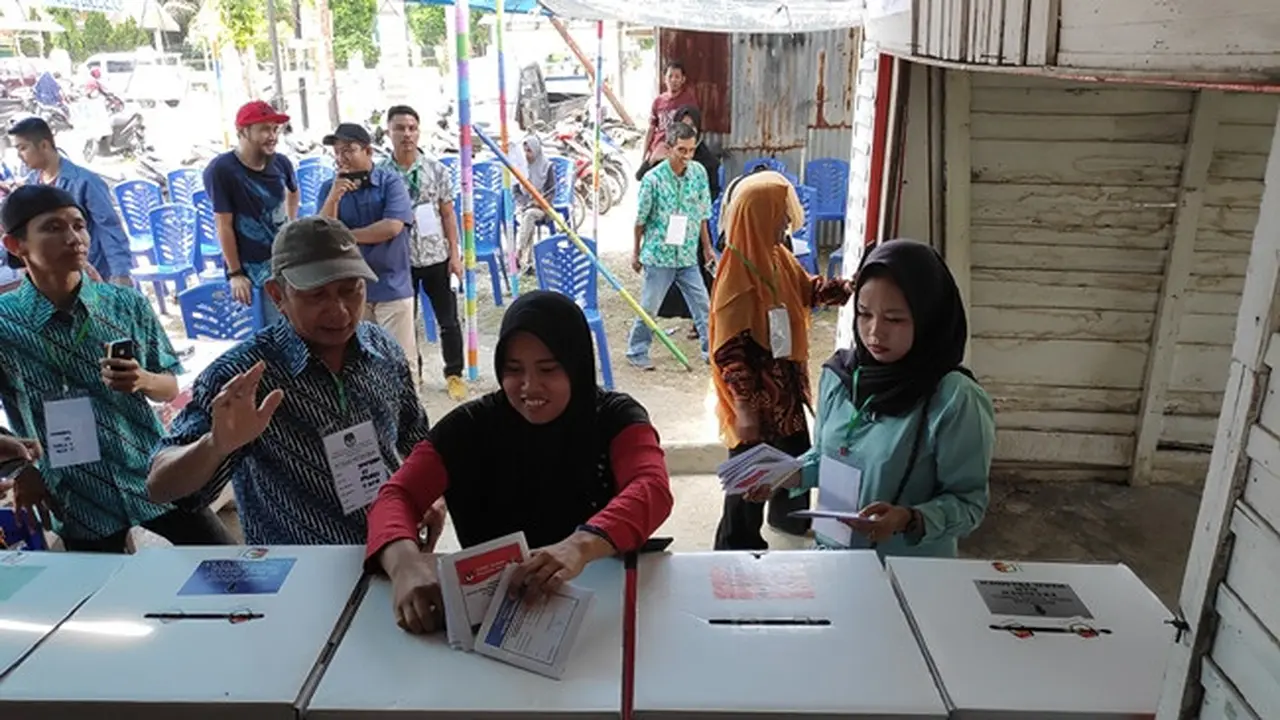 Warga memasukkan kertas suara dalam pilkada serentak beberapa waktu lalu.