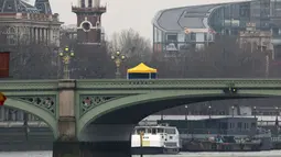 Sebuah tenda forensik didirikan di atas Jembatan Westminster setelah serangan teror di London, Rabu (22/3). Sedikitnya lima orang tewas dalam serangan teror di Jembatan Westminster dan di dekat Gedung Parlemen itu. (Jonathan Brady/PA via AP)