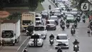 Kepadatan arus kendaraan saat melintas di by pass Jalan Ahmad Yani, Jakarta, Rabu (13/5/2020). Meningkatnya jumlah kendaraan pribadi disebabkan oleh banyaknya warga yang beralih dari moda transportasi umum guna menghindari penyebaran virus corona COVID-19. (merdeka.com/Iqbal S. Nugroho)
