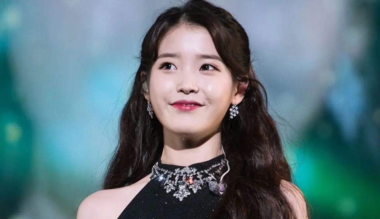 Di awal kariernya, IU mengalami hal yang cukup sulit. Ia berkali-kali ditolak oleh JYP Entertainment dan agensi lainnya. Akan tetapi bakatnya menarik perhatian Loen Entertainment. (Foto: koreaboo.com)