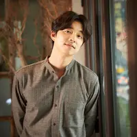 Gong Yoo mengaku jika nama yang ia pakai merupakan nama panggung. "Namaku adalah Gong Ji Chul, tapi aku berakting di bawah nama Gong Yoo," ujarnya seperti yang dilansir dari Soompi. (Foto: koreaboo.com)