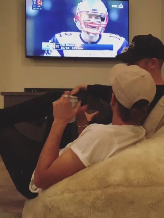 Mengunggah sebuah foto saat ia sedang duduk di lantai ketika enam temannya yang lain sedang tertawa lepas di belakang Selena dan menikmati waktu kebersamaan mereka saat itu. (doc.aceshowbiz.com)