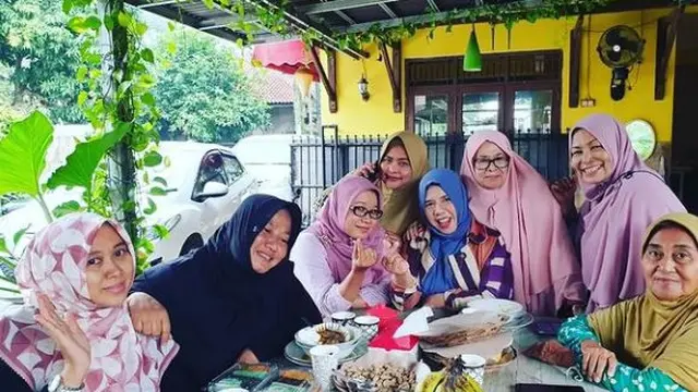 Baru Cerai, Ini 6 Potret Rohimah Alli yang Kini Buka Warung Makan