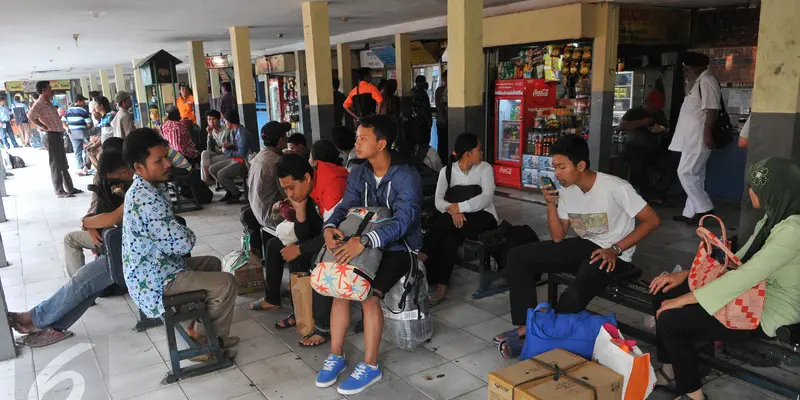 20150710-Mudik H-6 Lebaran, Begini Suasana Terminal Pulogadung-Jakarta 1