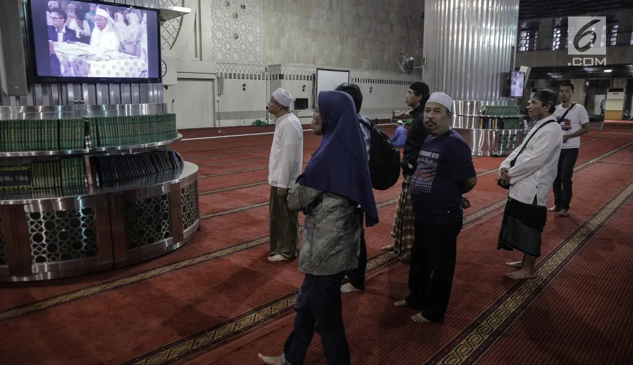 Antusiasme jemaah menyaksikan akad nikah Vicky Prasetyo dan Angel Lelga di Mesjid Istiqlal, Jakarta, Jumat (9/2). Surat Ar Rahman menjadi salah satu mahar pernikahan yang dipersembahkan Vicky untuk Angel. (Liputan6.com/Faizal Fanani)