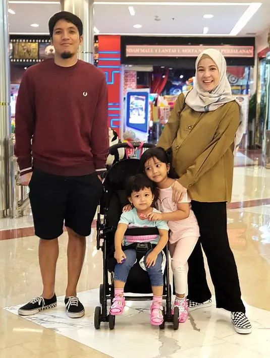 Kesibukan bukan menjadi penghalang bagi Desta dan Natasha untuk selalu dekat dengan ketiga anak-anaknya. (Liputan6.com/IG/@desta80s)
