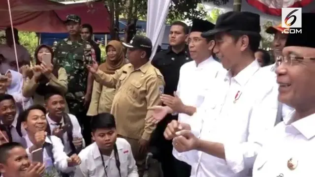 Siswa SMP di Mataram, Lombok bernyanyi 'Meraih Bintang' di depan Presiden Jokowi. Semangat yang ditunjukkan siswa membaut Presiden Jokowi tersenyum.