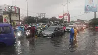 Sejumlah kendaraan terjebak genangan air di Jalan Arif Rahman Hakim, Kecamatan Pancoran Mas, Kota Depok. (Liputan6.com/Dicky Agung Prihanto)