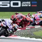 Jorge Martin (depan) sebagai pembalap yang menempati pole position hanya mampu mempertahankan posisi terdepan hingga lap ketujuh. Ia harus terjatuh akibat kehilangan kendali di tikungan kedua hingga tak mampu melanjutkan lomba. (AFP/Mohd Rasfan)