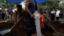 Para pekerja saat membantu prosesi pemakaman terpidana mati Zainal Abidin di tempat pemakaman umum di Cilacap, Jawa Tengah, Rabu (29/4/2015). Zainal satu-satunya terpidana mati asal Indonesia yang dieksekusi pada dini hari ini. (REUTERS/Beawiharta)