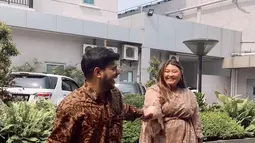 Keduanya akrab disapa Fadil dan Rissa. Sebelum memiliki jutaan pengikut di Instagram, Fadil dan Rissa pernah membuat video Youtube bersama dua sahabat lainnya, Sandra dan Nina yang tergabung dalam grup Samsolese. (Instagram/@clarissaputri_)